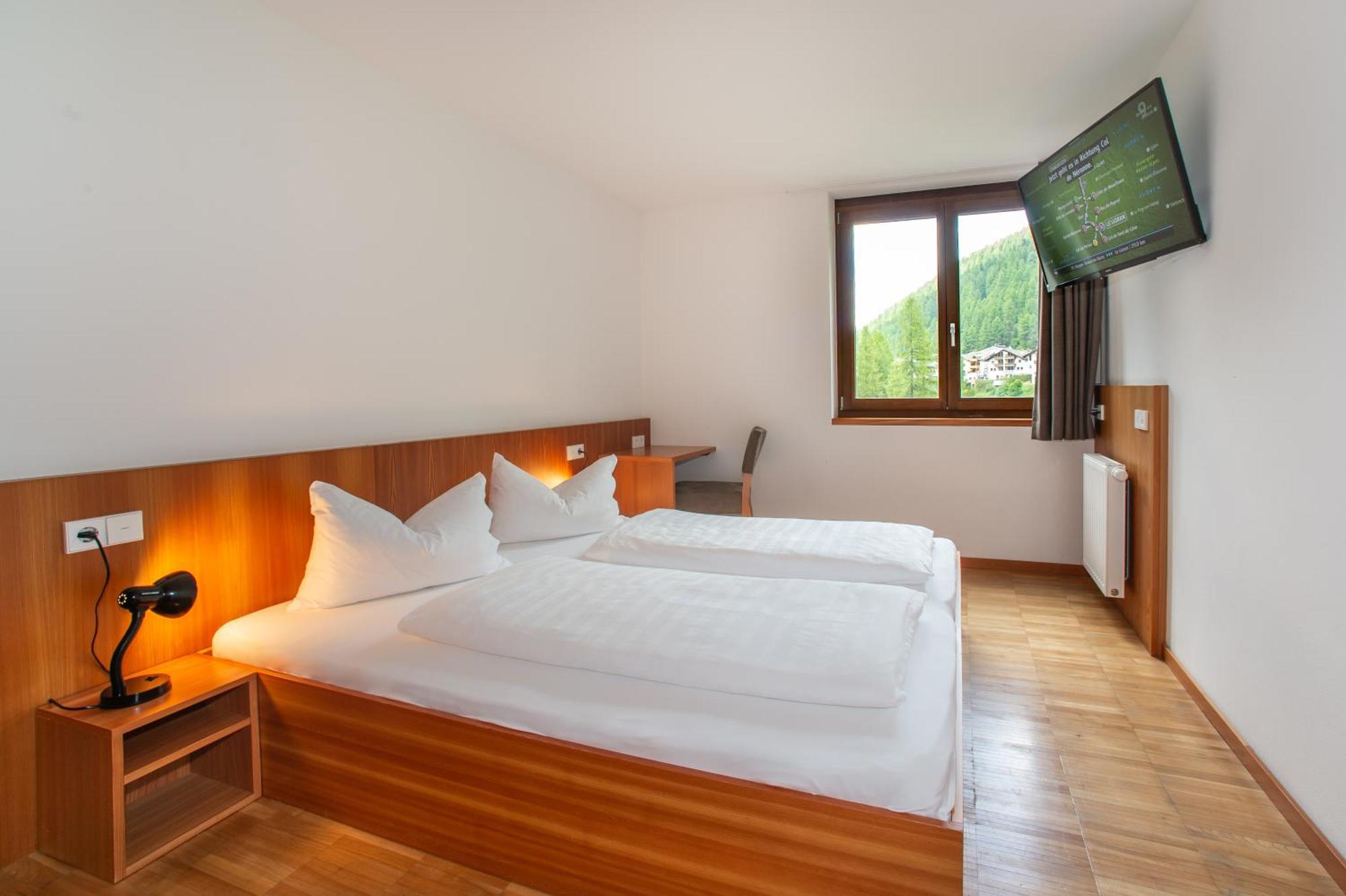 Nives Hostal *